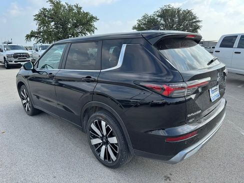 Used 2025 Mitsubishi Outlander SE FWD image 3
