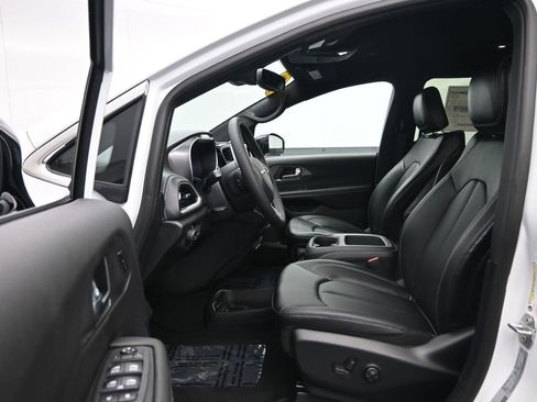 New 2026 Chrysler Pacifica Select FWD image 21
