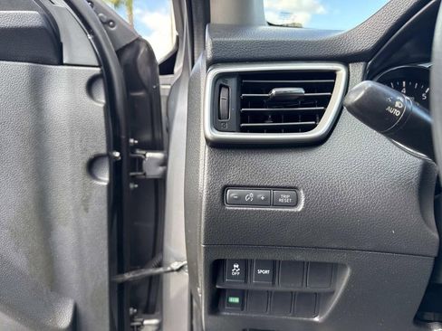 Used 2016 Nissan Rogue SV image 34