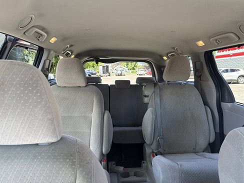 Used 2020 Toyota Sienna LE FWD image 28