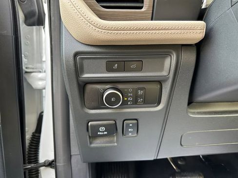 Used 2024 Ford Expedition Limited image 22