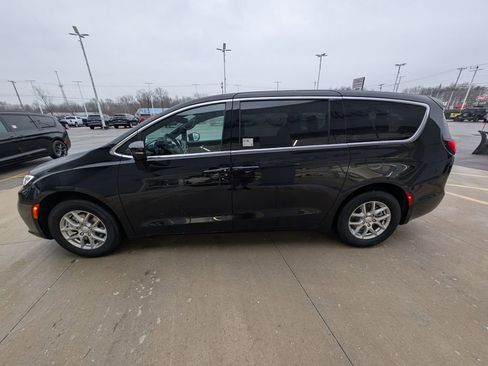 New 2026 Chrysler Pacifica Select image 8
