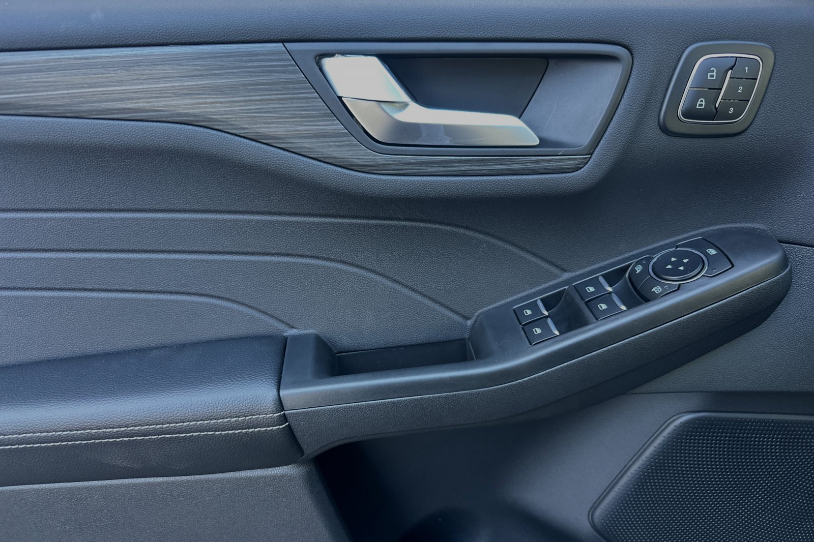 New 2024 Ford Escape SE w/ PHEV Premium Package FWD image 8