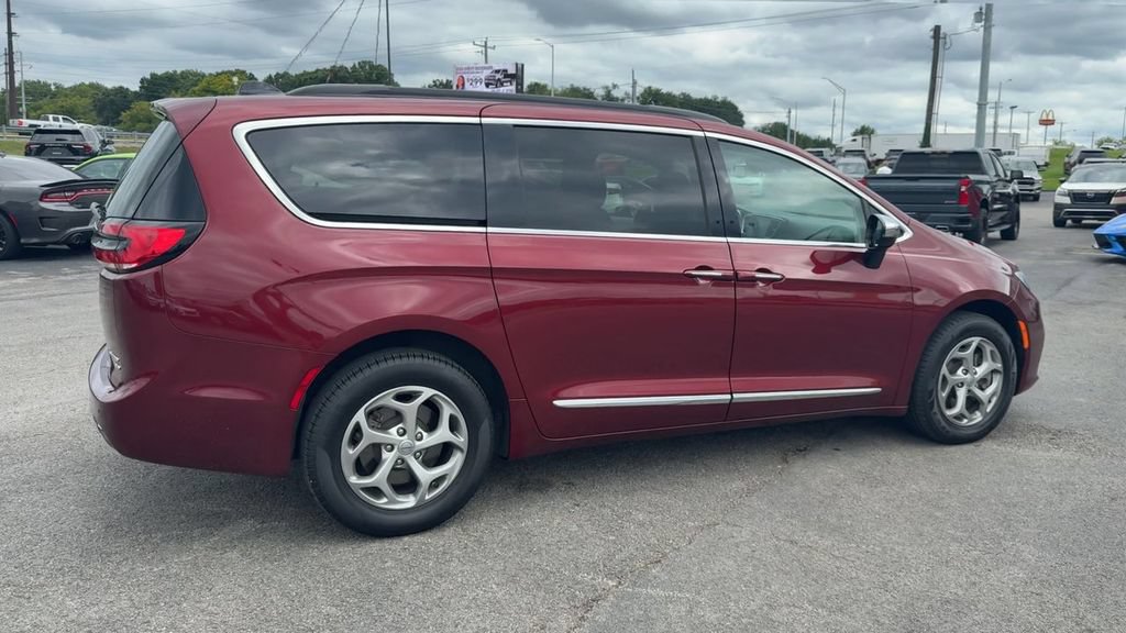 Used 2023 Chrysler Pacifica Limited AWD/4WD image 7