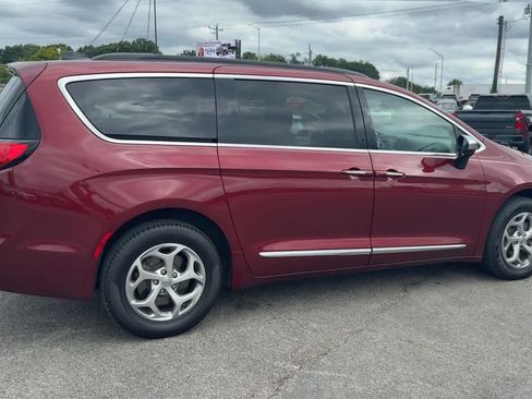 Used 2023 Chrysler Pacifica Limited AWD/4WD image 7