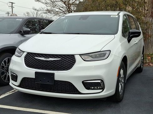 New 2026 Chrysler Pacifica Select image 3