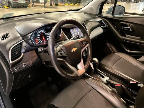 Used 2022 Chevrolet Trax LT w/ LT Convenience Package image 8
