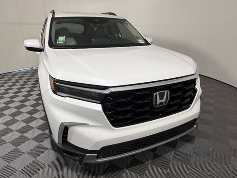 Used 2025 Honda Pilot Touring image 8