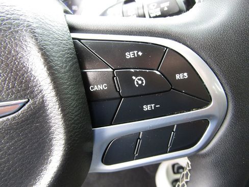 Used 2022 Chrysler Voyager LX FWD image 8