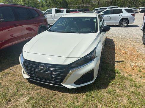 Used 2025 Nissan Altima 2.5 SV FWD image 2