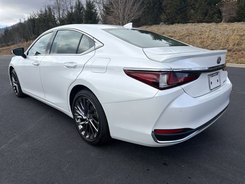 Used 2025 Lexus ES 300h w/ Technology Package image 6