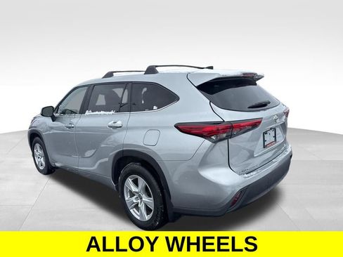 Used 2023 Toyota Highlander LE image 3