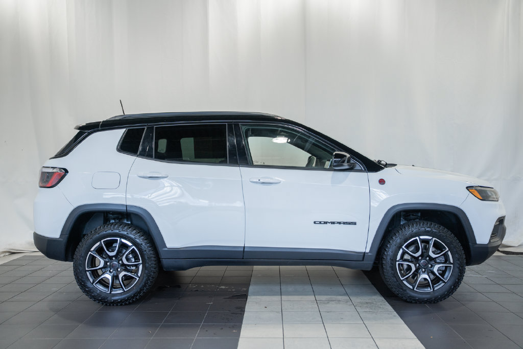 Certified 2025 Jeep Compass Trailhawk AWD/4WD image 3