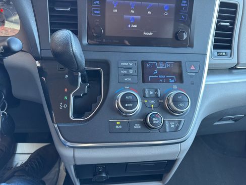 Used 2017 Toyota Sienna LE image 25