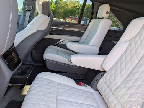Certified 2025 Cadillac Escalade IQ Luxury 1 AWD/4WD image 17