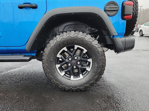 Used 2024 Jeep Wrangler Unlimited Rubicon w/ Technology Group image 5