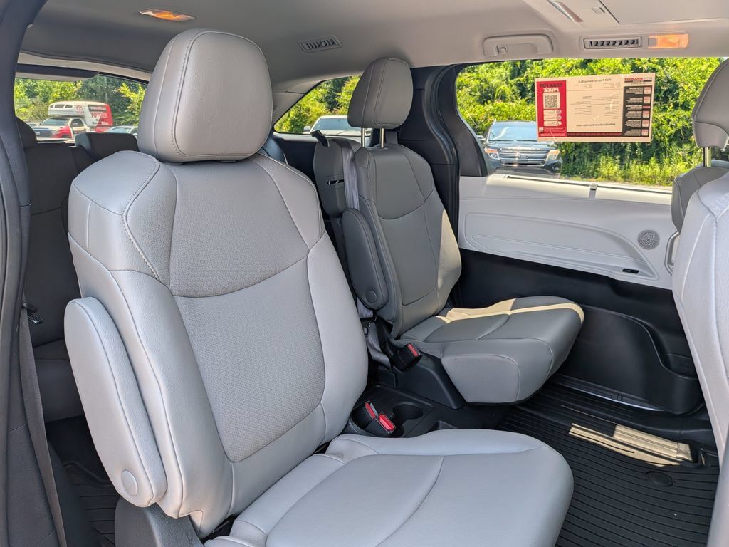 Used 2025 Toyota Sienna XLE w/ XLE Plus Package FWD image 26