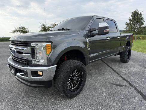 Used 2017 Ford F250 XLT w/ XLT Premium Package AWD/4WD image 2