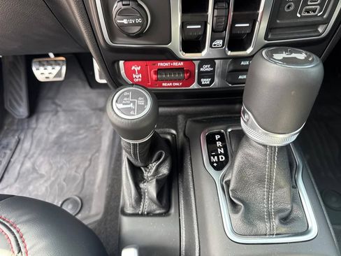 Used 2025 Jeep Wrangler Unlimited Rubicon AWD/4WD image 22