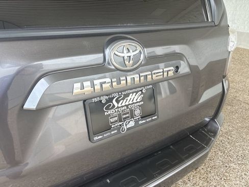 Used 2018 Toyota 4Runner SR5 AWD/4WD image 32