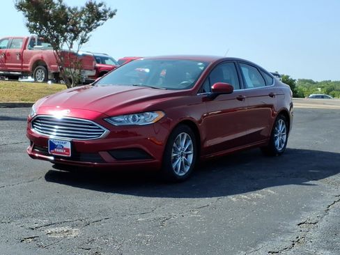 Used 2017 Ford Fusion SE FWD image 3