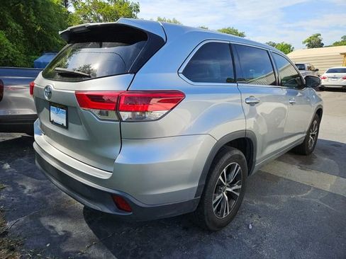 Used 2017 Toyota Highlander LE FWD image 7