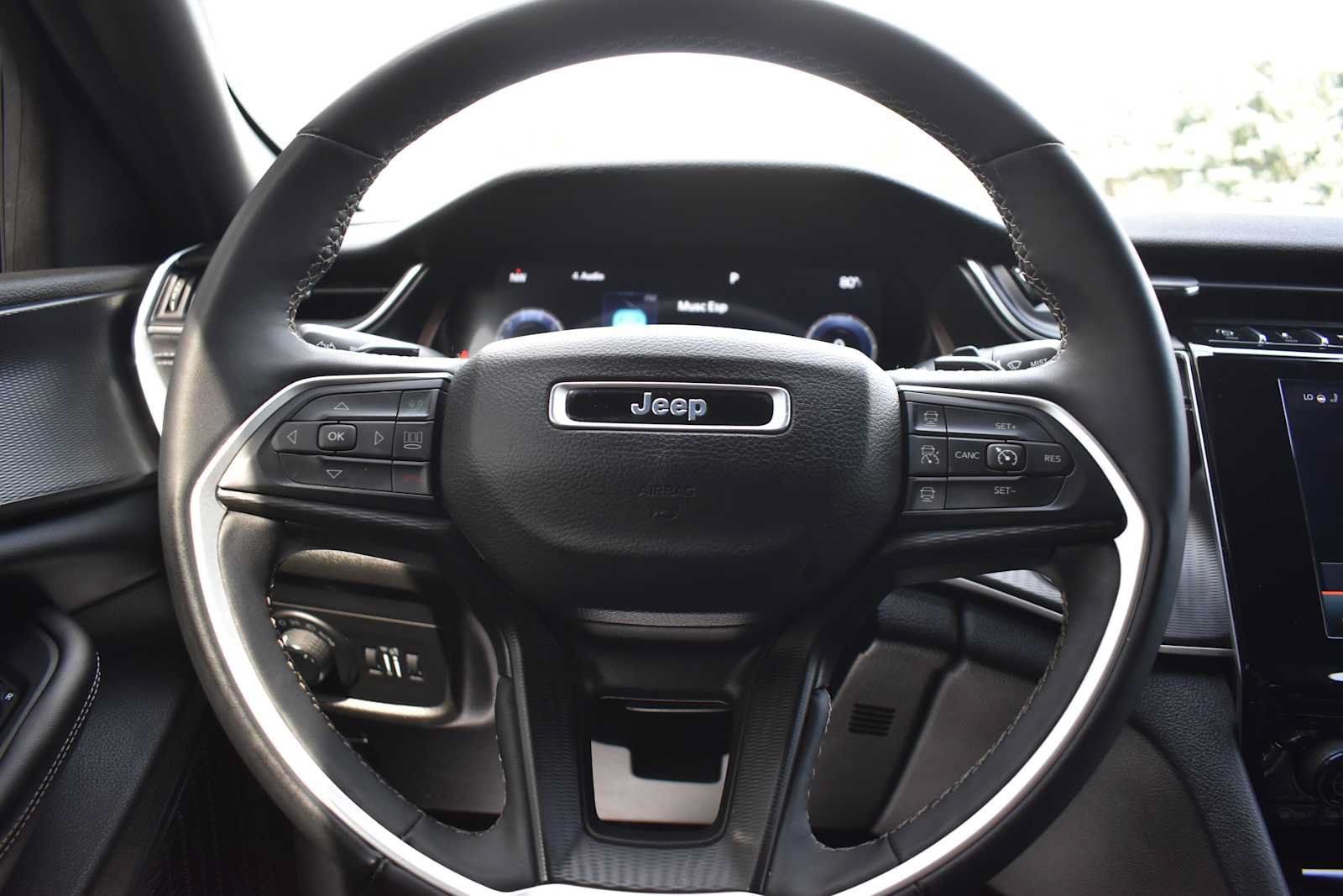 Used 2023 Jeep Grand Cherokee Altitude AWD/4WD image 16
