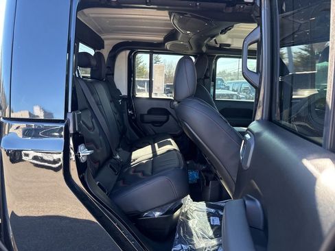 New 2026 Jeep Gladiator Rubicon w/ Technology Group image 25