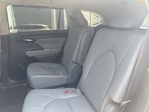 Used 2021 Toyota Highlander XLE w/ Protection Package #3 (TMS) AWD/4WD image 37
