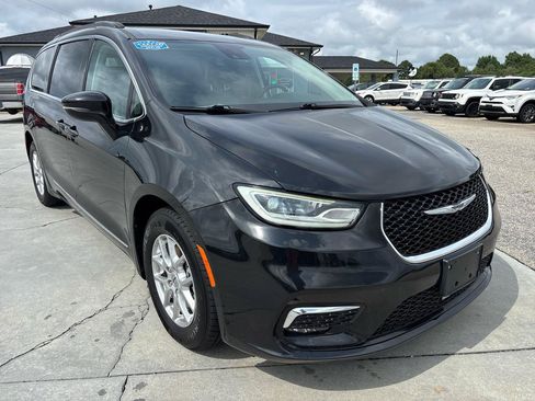 Used 2022 Chrysler Pacifica Touring-L FWD image 2