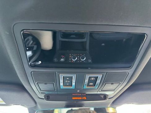 Used 2024 Land Rover Defender 110 X-Dynamic SE image 28