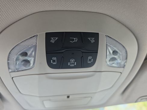 Used 2024 Chrysler Pacifica Touring-L FWD image 33