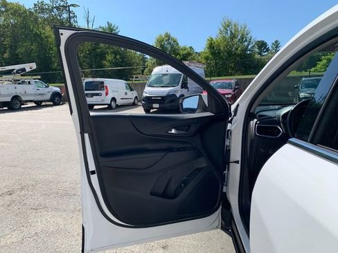 Used 2024 Chevrolet Equinox Premier image 17