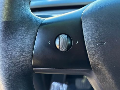 Used 2022 Tesla Model Y Long Range image 16