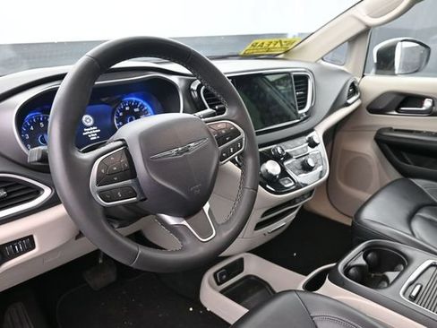 Used 2023 Chrysler Pacifica Touring-L FWD image 15