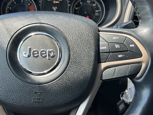 Used 2018 Jeep Cherokee Latitude w/ Altitude Package AWD/4WD image 26