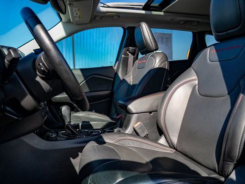 Used 2019 Jeep Cherokee Trailhawk image 24