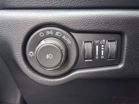 Used 2026 Chrysler Pacifica Select image 22