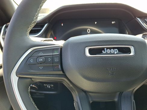 Used 2023 Jeep Grand Cherokee L Laredo image 23