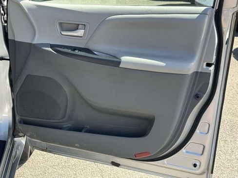Used 2015 Toyota Sienna LE FWD image 8