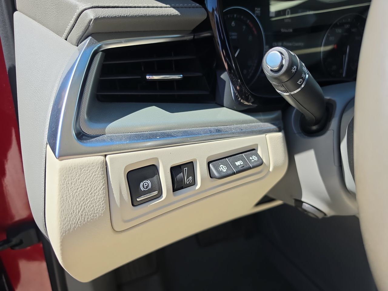 Used 2024 Cadillac XT5 Premium Luxury w/ Technology Package AWD/4WD image 18