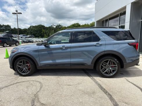 Used 2025 Ford Explorer ST AWD/4WD image 4