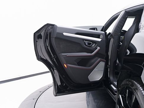 Used 2022 Lamborghini Urus image 33