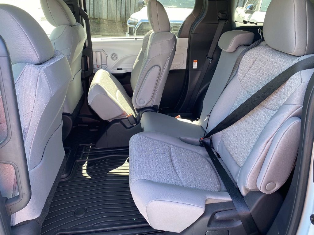 New 2026 Toyota Sienna LE FWD image 10