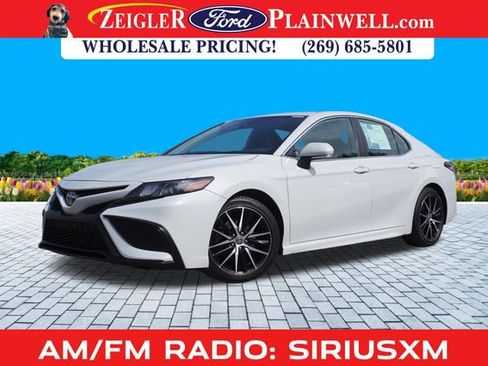 Used 2022 Toyota Camry SE image 1