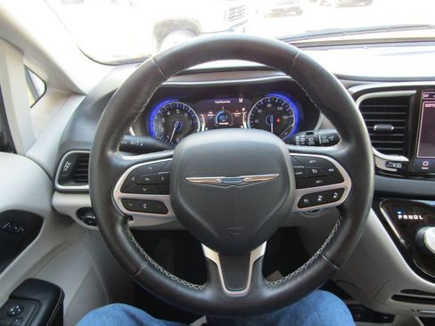 Used 2021 Chrysler Pacifica Touring-L FWD image 26