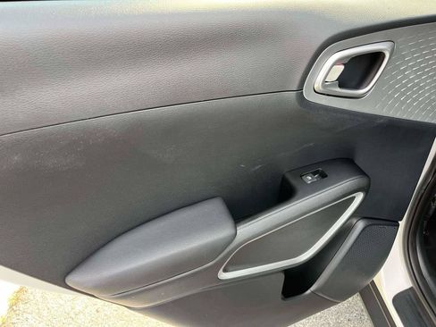 Used 2025 Kia Soul LX w/ LX Technology Package FWD image 5