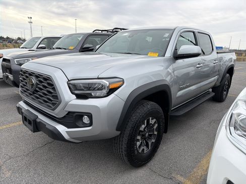 Used 2023 Toyota Tacoma TRD Off-Road w/ TRD Premium Off Road Package AWD/4WD image 4