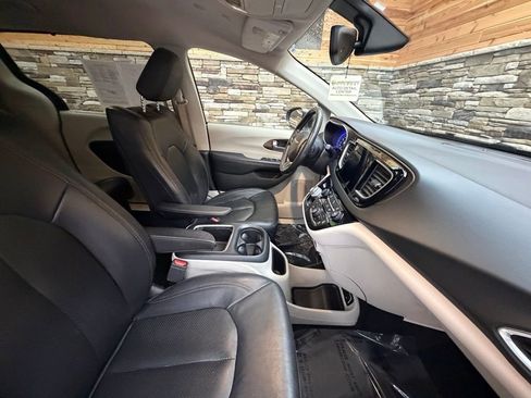 Used 2019 Chrysler Pacifica Touring-L Plus image 14