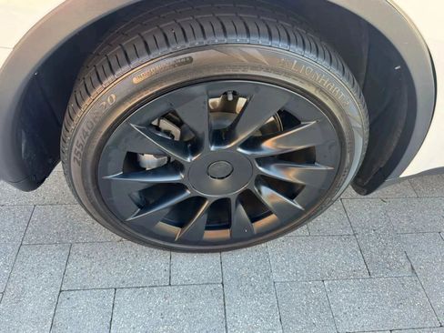 Used 2024 Tesla Model Y Long Range AWD/4WD image 26
